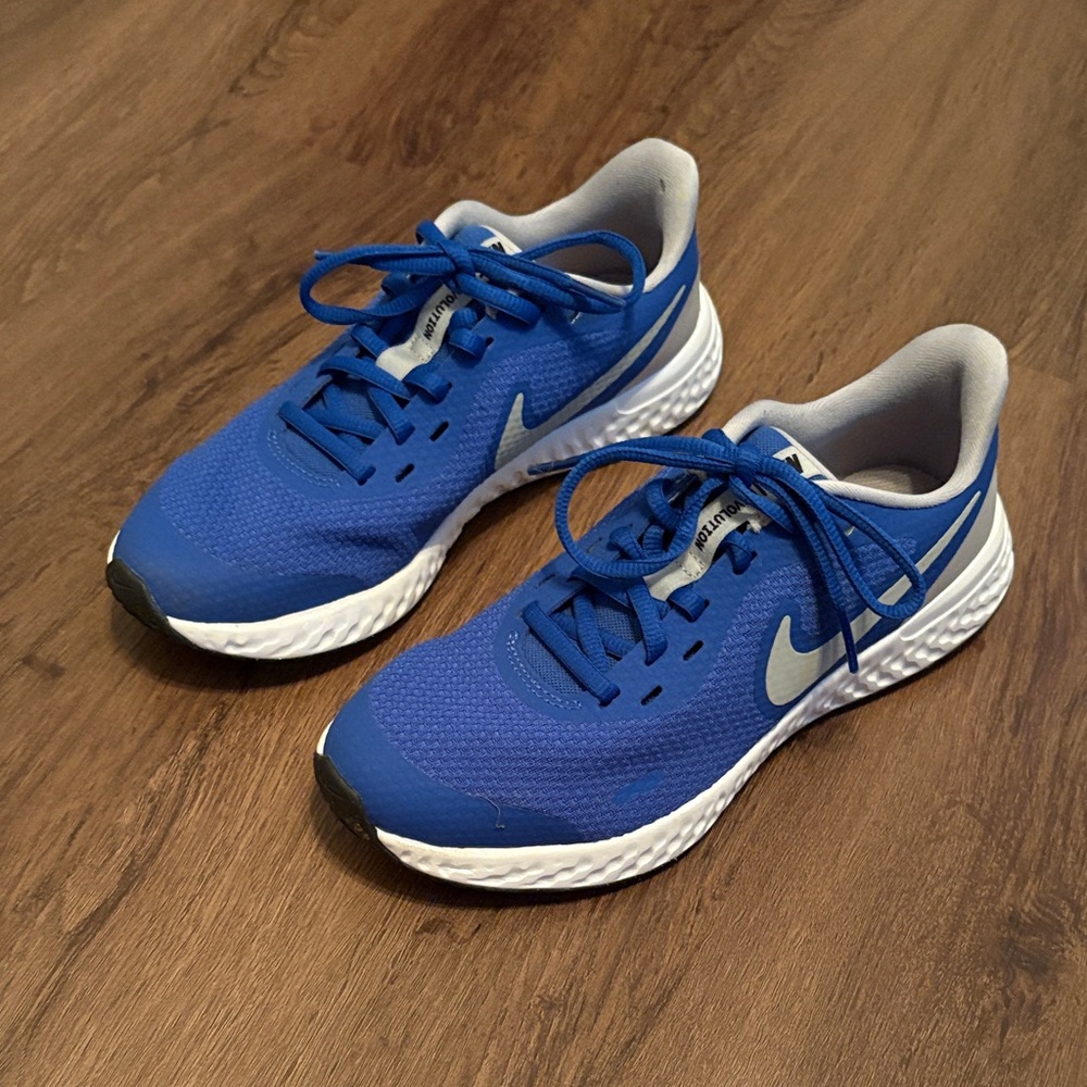 Nike Kids Revolution Sneakers, size 4.5Y